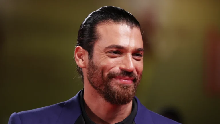 Турски актьор потроши телефона на фен 898022