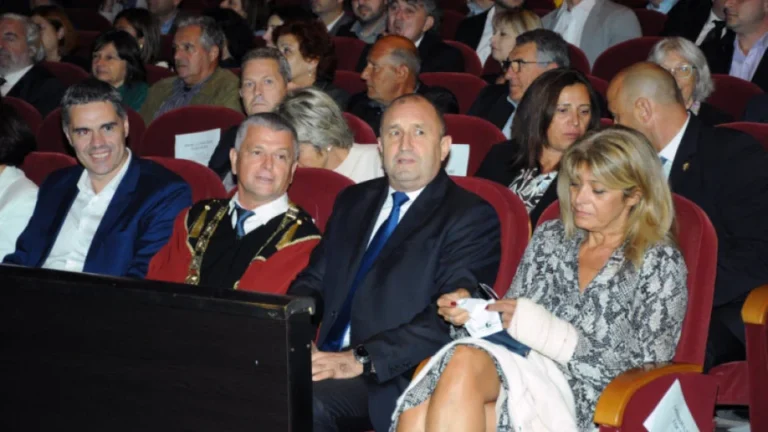 Кой счупи ръката на президентшата Деси Радева? 960x540 15