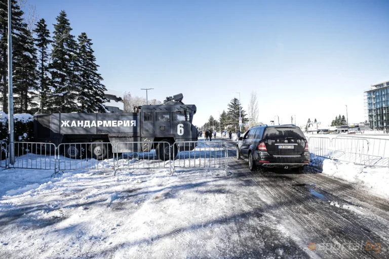 Полиция и водно оръдие пред сградата на БФС, чакат се важни решения bff