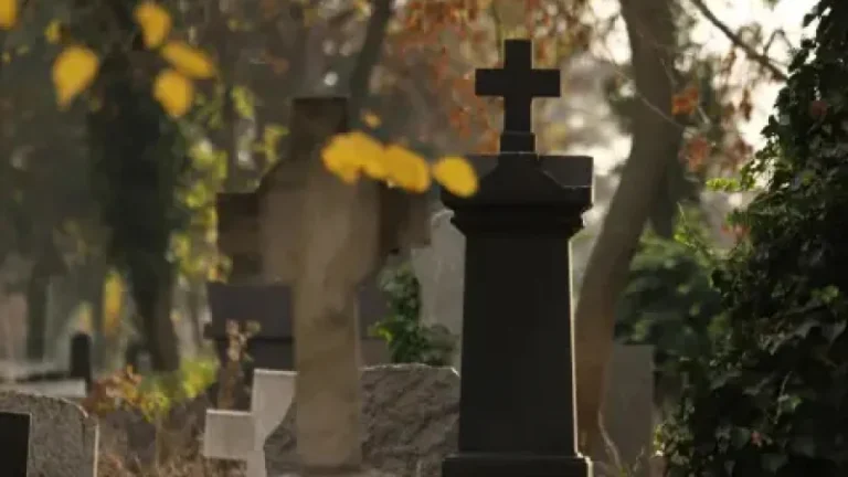 Рекетьори се възползваха от гробища, за да разпространят ужасяващи оферти grobishta