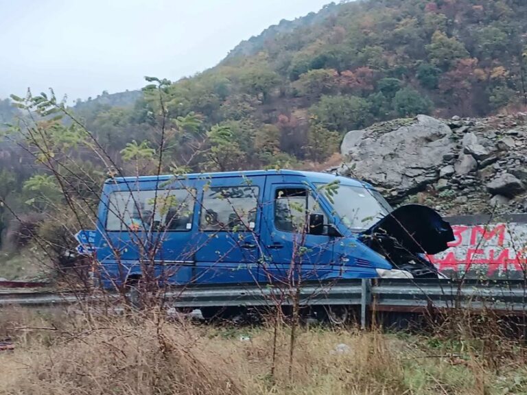 Микробус с 10 жени се удари на Кресненското дефиле img 2420