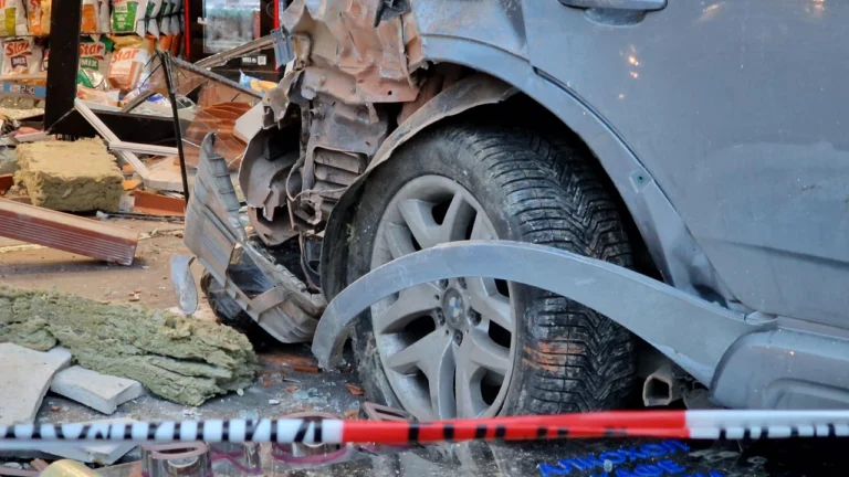 Джип се вряза в магазин във Варна djip