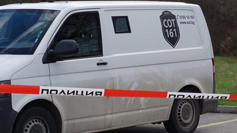 Инкасо автомобил е бил нападнат и ограбен в Благоевград img 2502