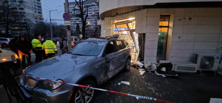 Кола катастрофира във витрината на магазин в София img 2727 1