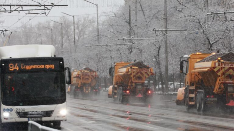 1920 1080 160 mashini sa v gotovnost za pochistvane na snega v 1.jpg 1