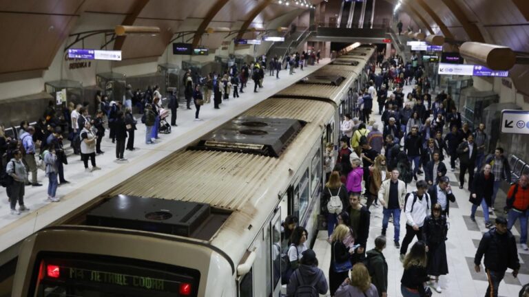 Снимки на спящи полицаи в метрото: Общински съветник иска спешна проверка -