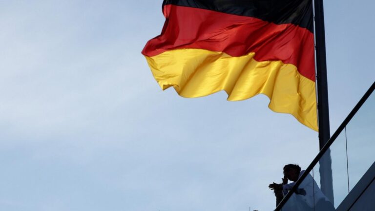 Все още се обменят дойче марки за евро в Германия, откривани в чекмеджета, стари куфари и дори под дюшеците. -