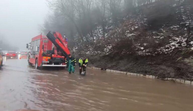 Автомобили по улиците на София по време на наводнения -