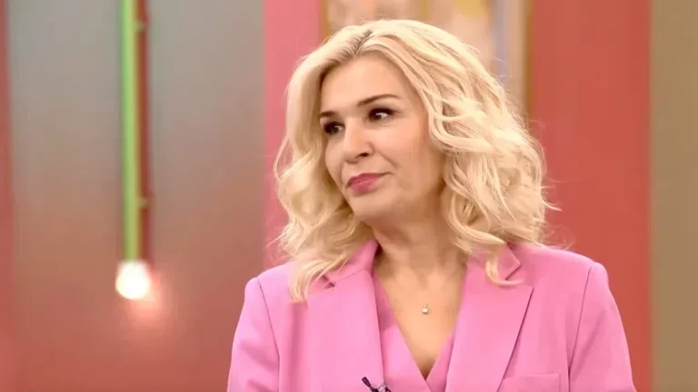 Гала страда от същия здравословен проблем като Пинк -