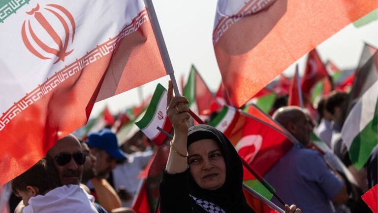 Протестите в Иран: На улиците излязоха безпрецедентен брой участници, съобщава се за стрелба срещу демонстранти (ВИДЕО) -