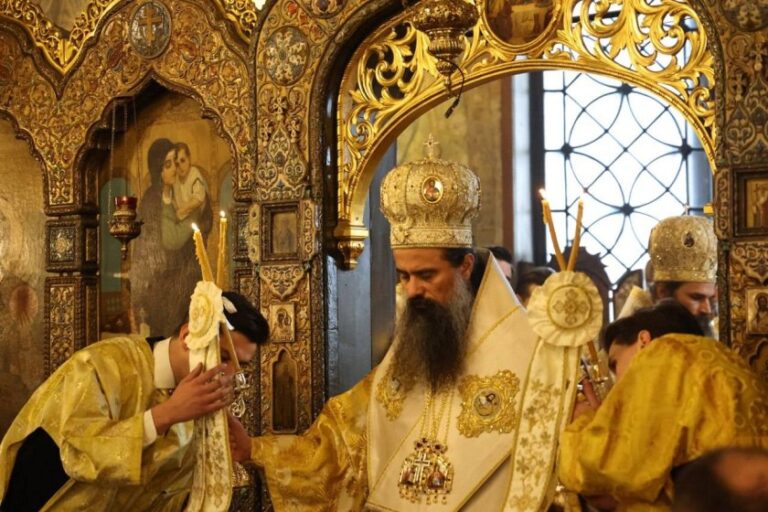 Патриарх Даниил проведе литургия за Митрофанова с платени входни билети -